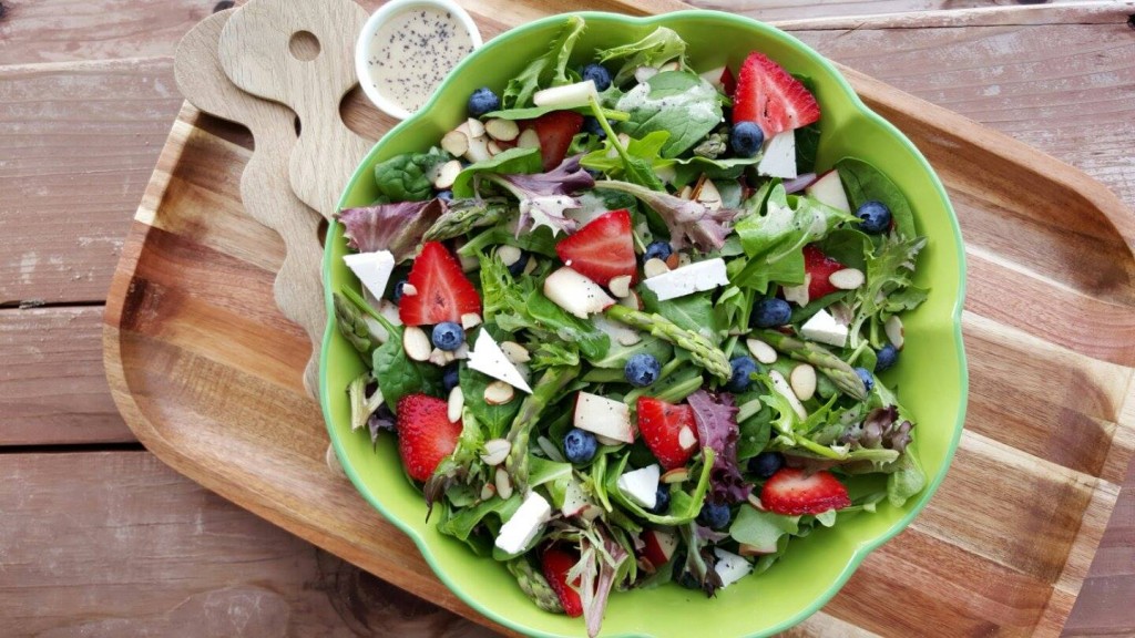Spring Salad and Lemony Poppyseed Dressing https://cleanfoodcrush.com/spring-spinach-salad/