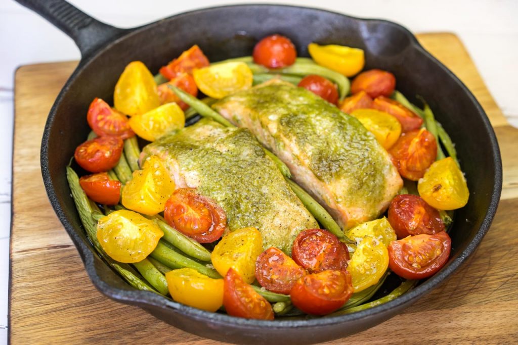 Bake Pesto salmon and veggies