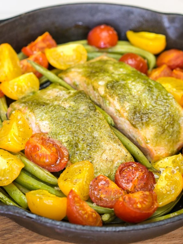 Pesto Salmon with Green Beans and Tomatoes