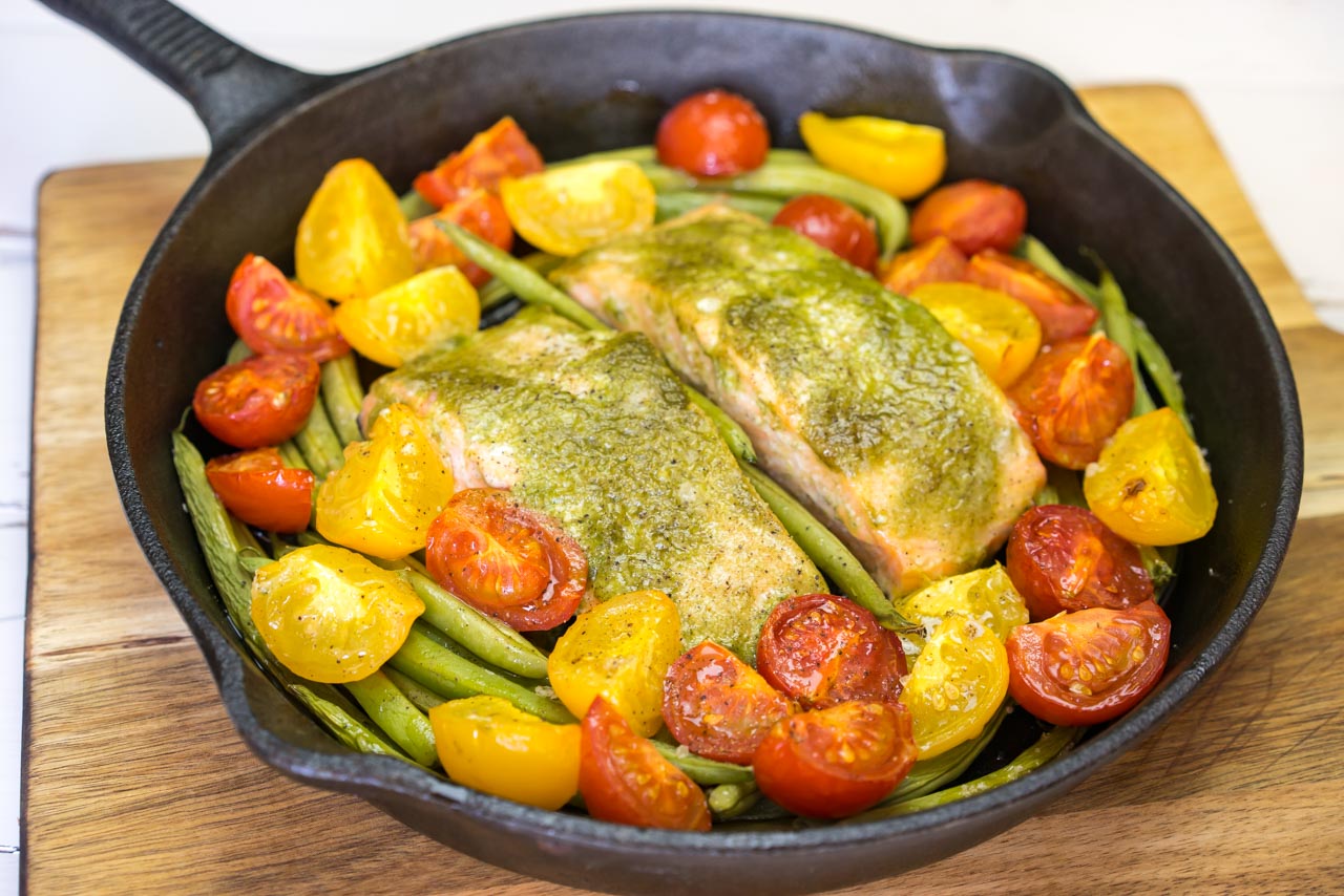 Pesto Salmon with Green Beans and Tomatoes
