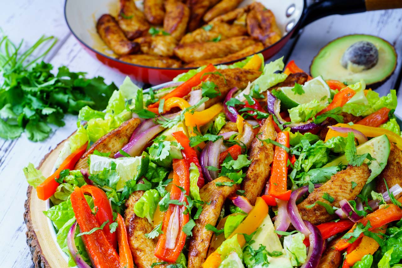 This ChiliLime Fajita Salad is Bursting with Flavor! (Clean Eating