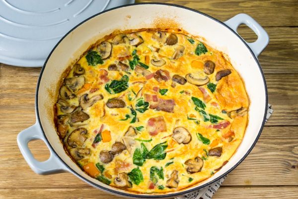 https://cleanfoodcrush.com/wp-content/uploads/2017/02/Clean-Breakfast-Spinach-Mushroom-Bacon-Fritatta--600x400.jpg