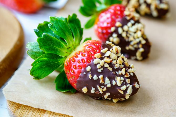 Fun and Easy to Make Chocolate Dipped Strawberries (Clean Eating ...