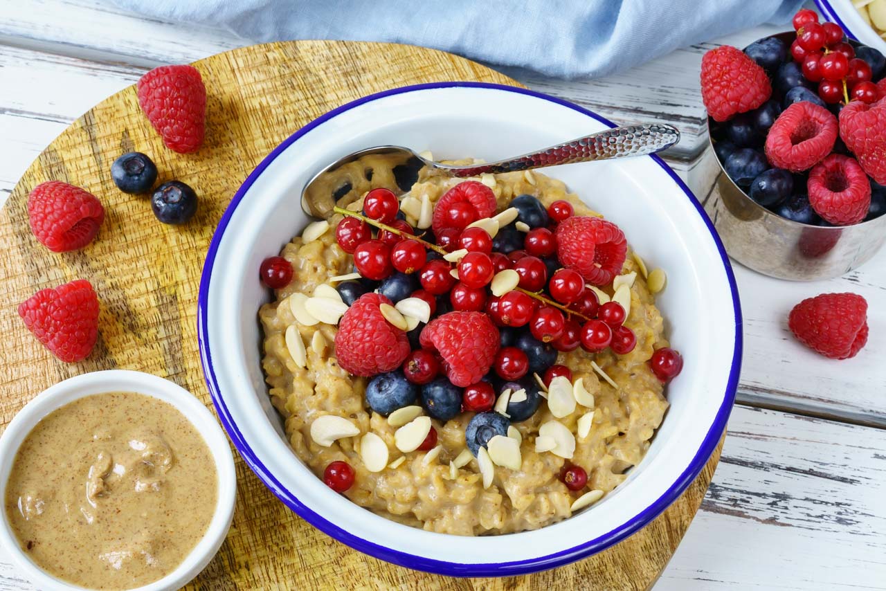 PB Oatmeal and Berries for a Quick and Clean Breakfast Idea! | Clean ...