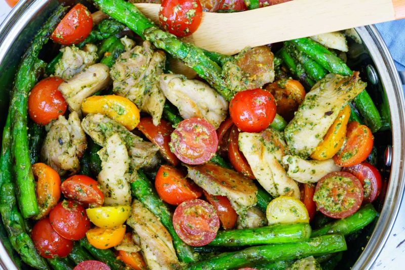 One Pan Pesto Chicken & Veggies Makes the Perfect Clean Eating Meal ...