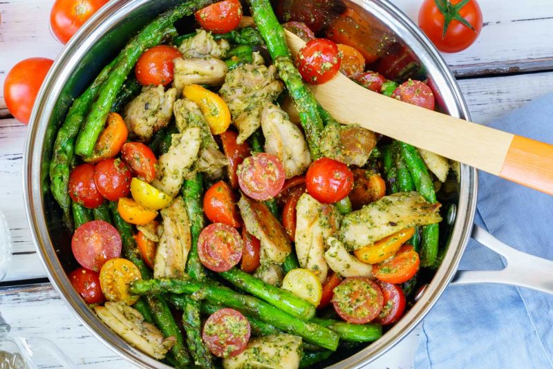 One Pan Pesto Chicken & Veggies Makes the Perfect Clean Eating Meal ...
