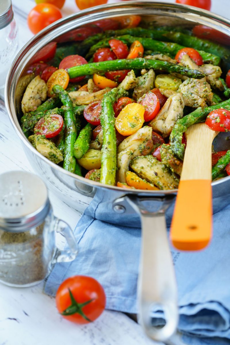 One Pan Pesto Chicken & Veggies Makes the Perfect Clean Eating Meal ...