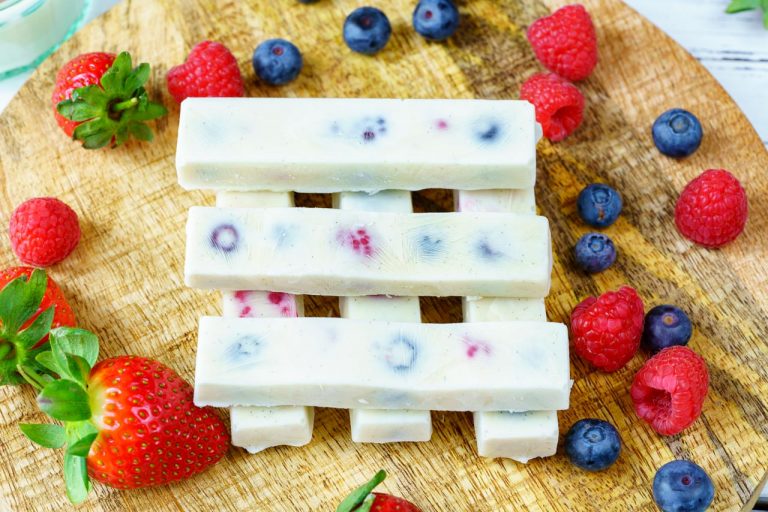 These Frozen Yogurt Berry Bites Double as Smoothie Prep! Clean Food Crush