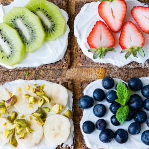 CleanFoodCrush Fruit and Ricotta Toast