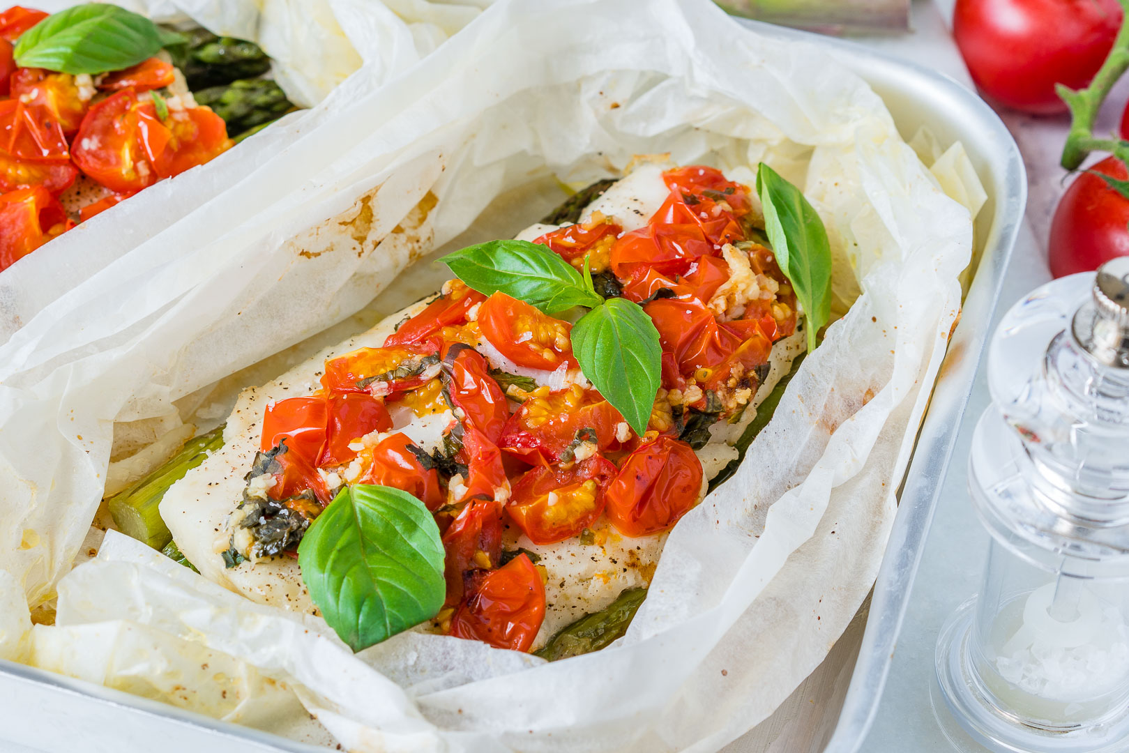 Tomato Basil Oven Roasted Halibut Packets (Clean Eating Meal Prep ...