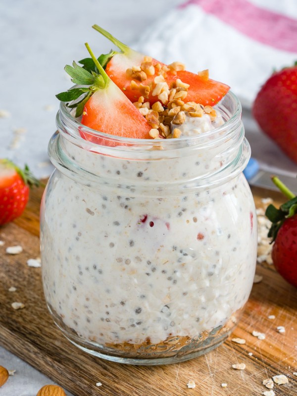 CleanFoodCrush Strawberry Cheesecake Overnight Oats