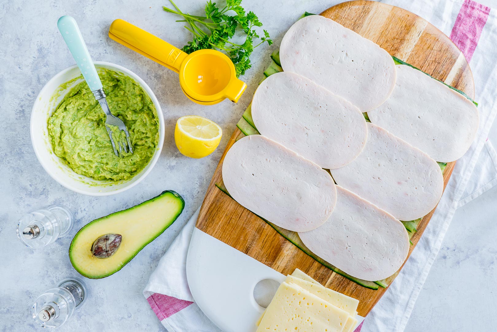 Get Creative this Summer with Turkey + Cheese Cucumber Rolls! Clean