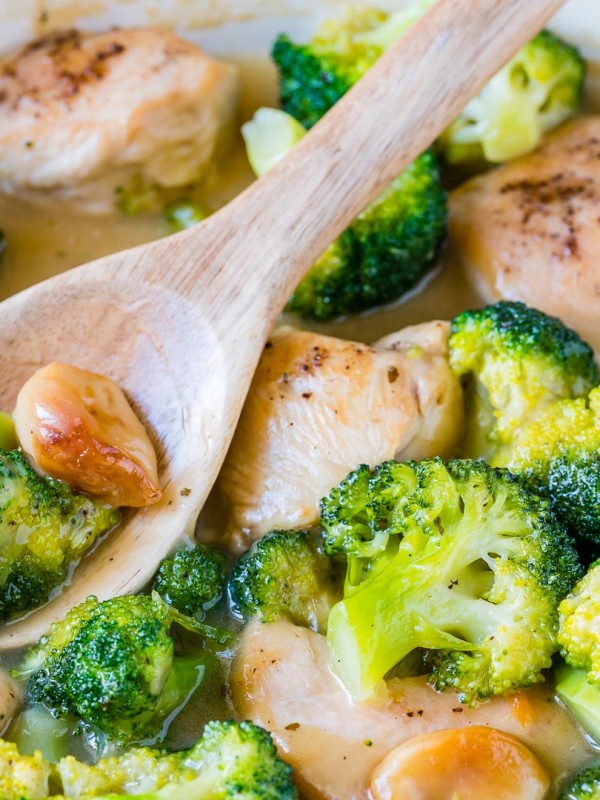 CleanFoodCrush One-Pan Creamy Garlic Chicken Broccoli Recipe