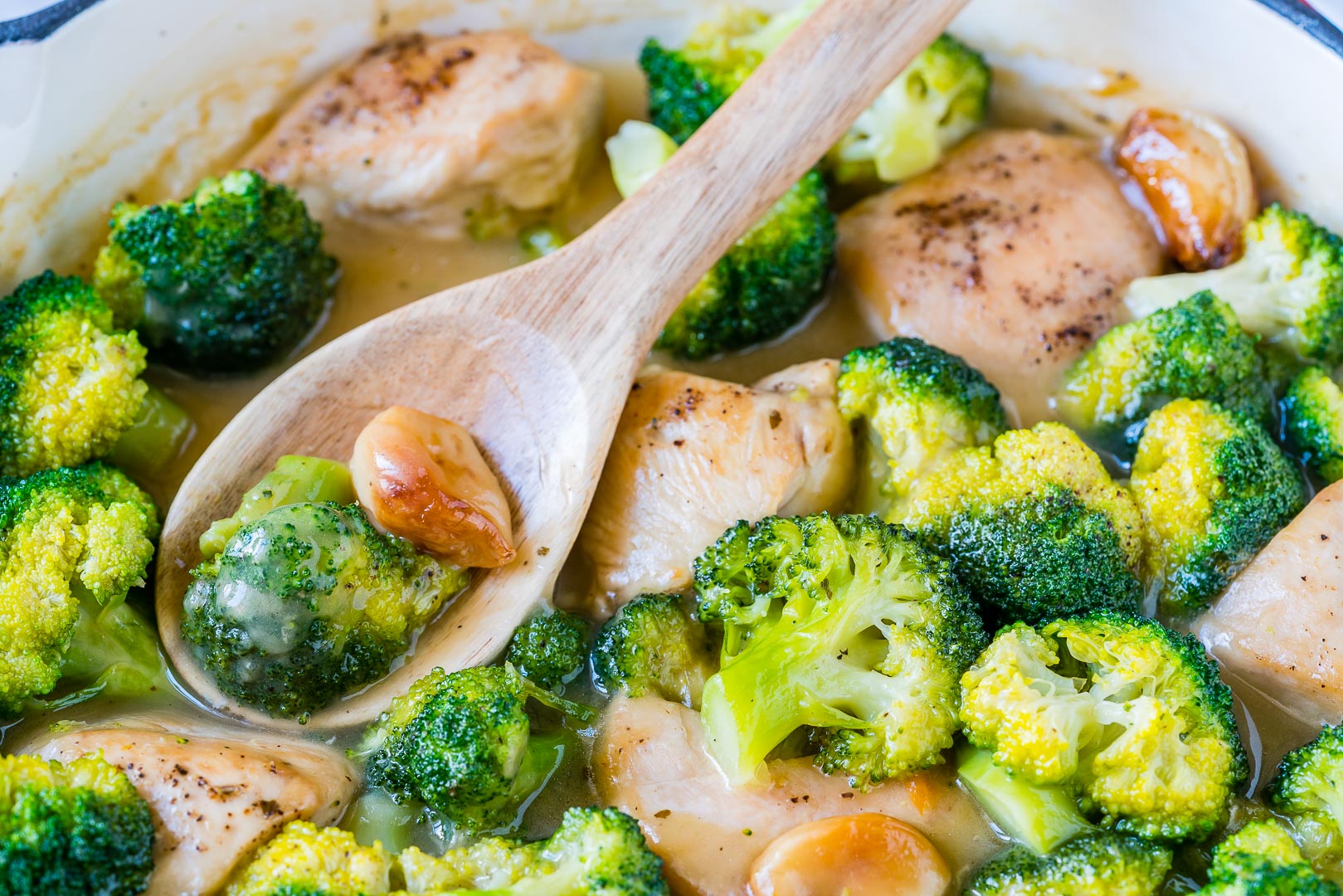 CleanFoodCrush One-Pan Creamy Garlic Chicken Broccoli Recipe