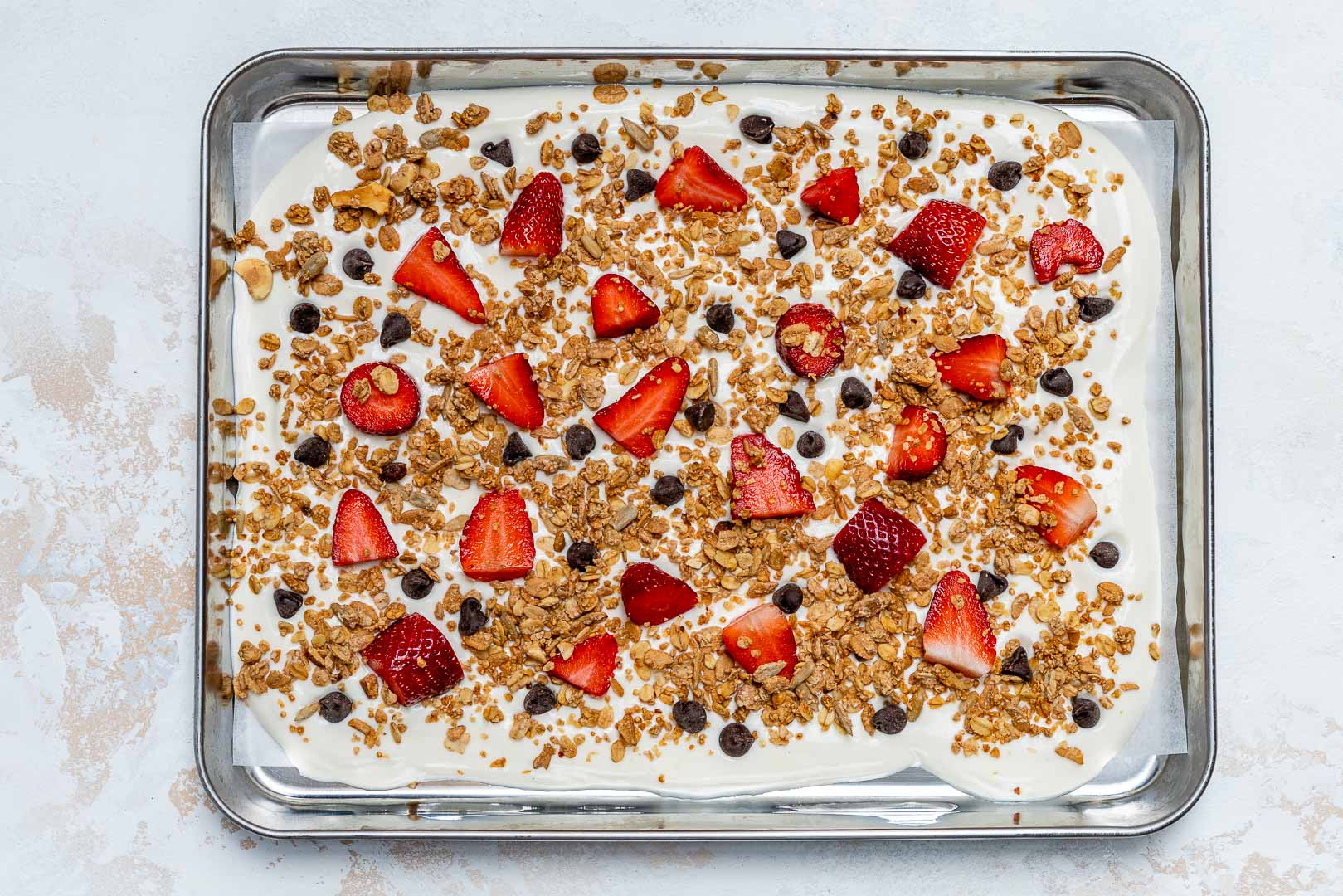 Strawberry Chocolate Chip Granola Yogurt Bark is the Perfect Clean Eating Treat! Clean Food Crush