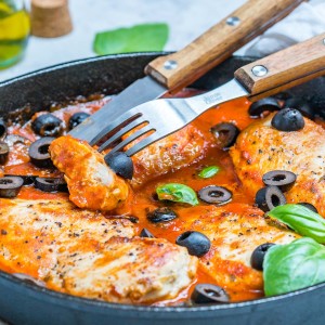 CleanFoodCrush One-Pan Mediterranean Chicken in Fresh Tomato Sauce