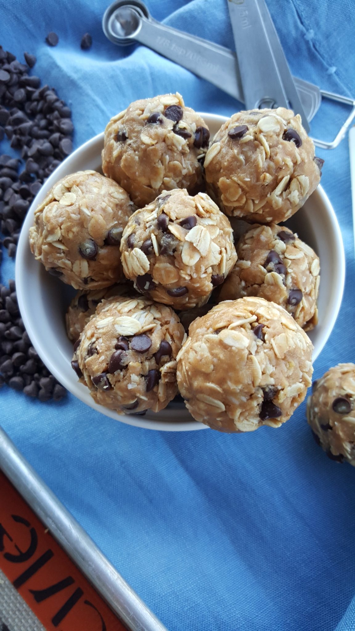 No-Bake mini Chocolate Chip PB Oatmeal Energy Bites