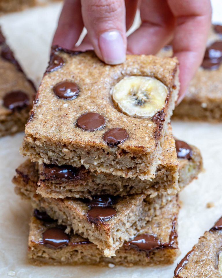 Make these Oatmeal Chocolate Chip Banana Bars for a Clean Treat