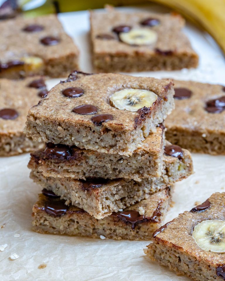 Make these Oatmeal Chocolate Chip Banana Bars for a Clean Treat