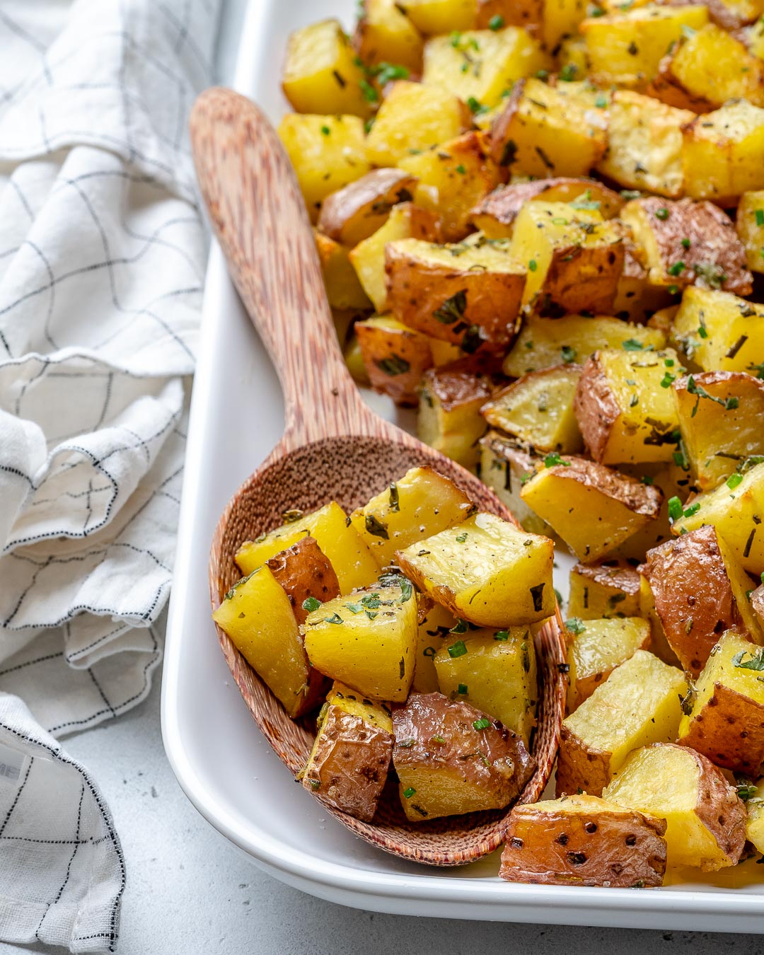 These Crispy Garlic Herb Roasted Potatoes Make a Delicious Side-Dish ...