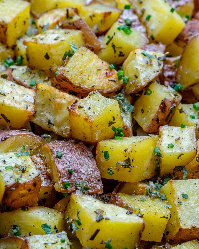 These Crispy Garlic Herb Roasted Potatoes Make a Delicious SideDish